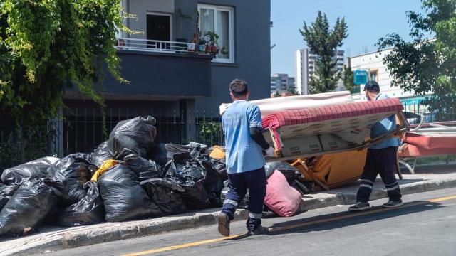 Mersin'de evden 5 kamyon çöp çıktı: İlçe genelinde temizlik seferberliği başlatıldı