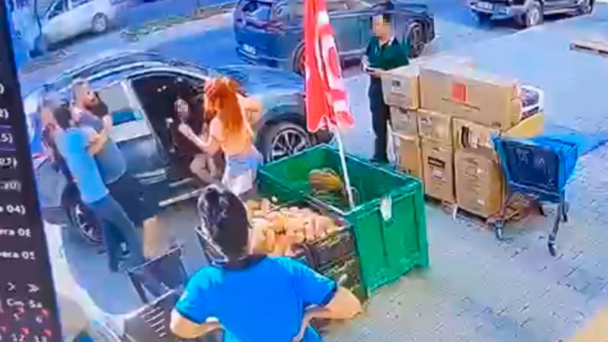 Mersin'de Sokak Ortasında Kadına Şiddet Anbean Kamerada