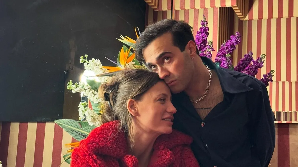 Mert Demir ve Serenay Sarıkaya'dan Araç İçi Romantik Paylaşım