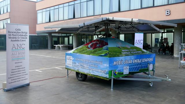 Meslek liselilerden depreme karşı mobil güneş enerjisi istasyonu