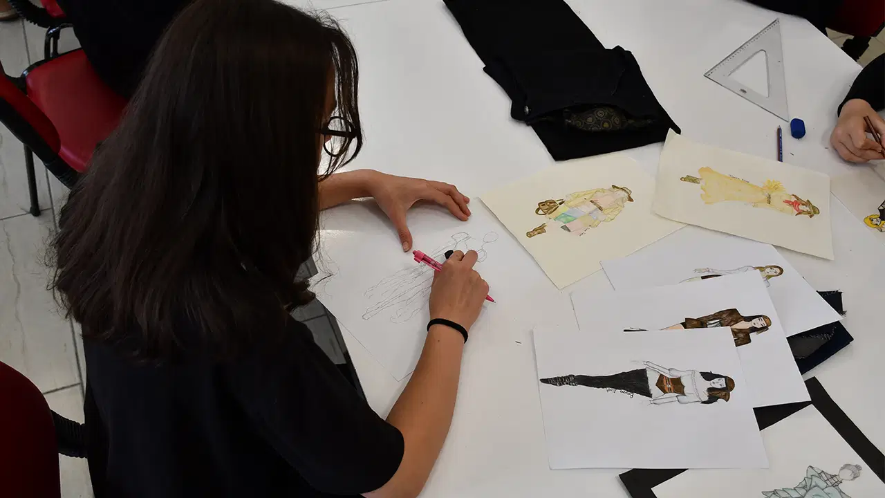 Meslek lisesi öğrencilerinden sürdürülebilirlik hamlesi: Atık kotlar yelek ve çantaya dönüştü