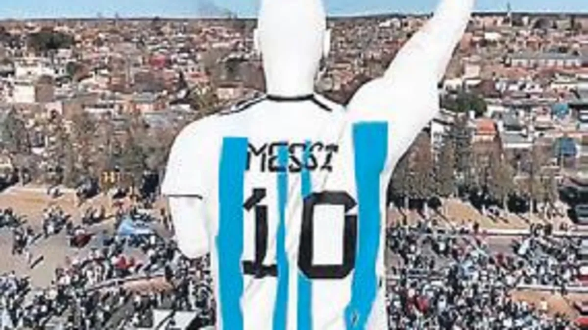Messi'nin 26 Metrelik Heykeli Guinness Rekorlar Kitabı'nda