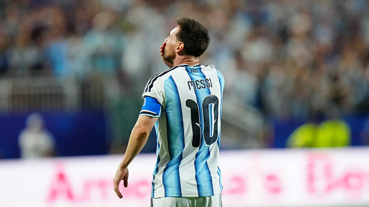 Messi'den hat-trick: Arjantin Cezayir'i 3-0'la geçti
