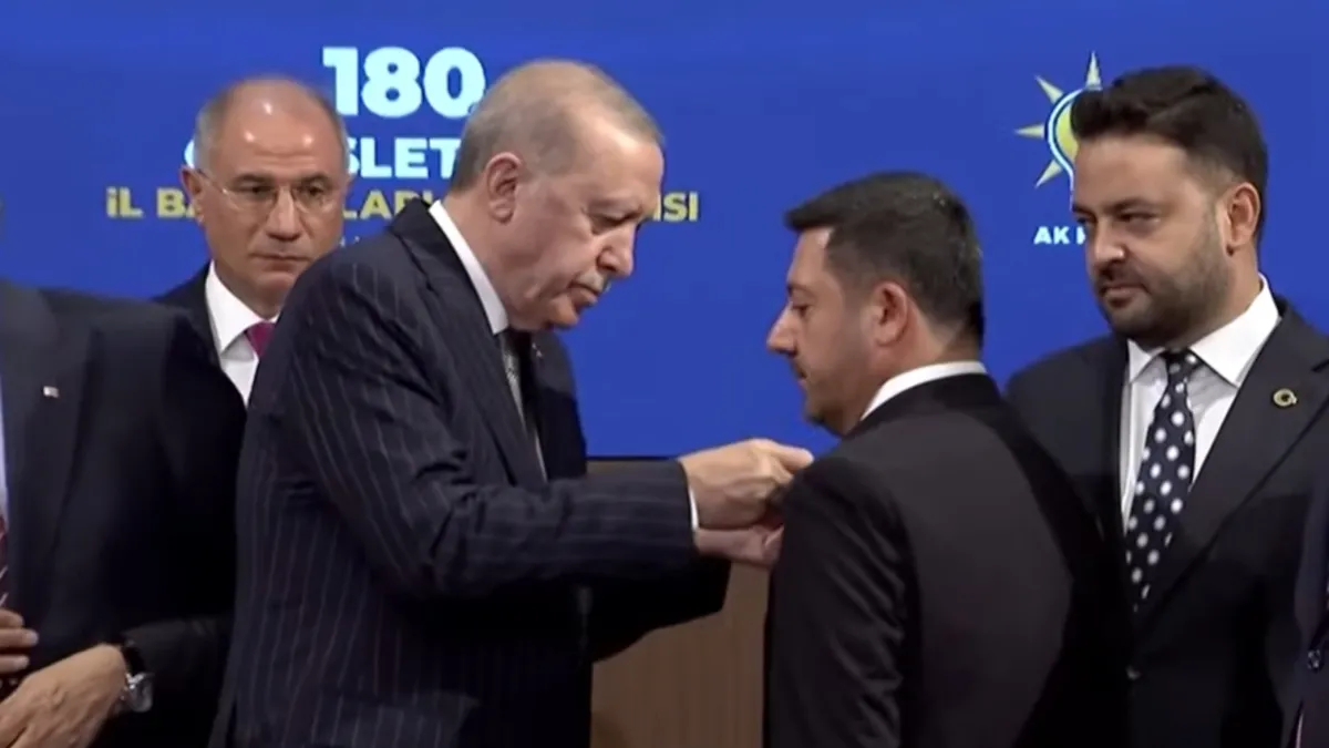 Son Dakika: Mesut Özarslan, Rasim Arı ve Mehmet Özcan AK Parti'ye Katıldı, Rozetlerini Erdoğan Taktı