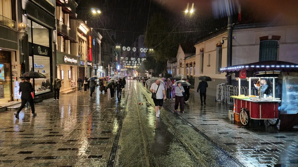 Meteoroloji 19 İle Sarı Kod Uyarısı: İstanbul ve Ankara'da Sağanak Felç Etti