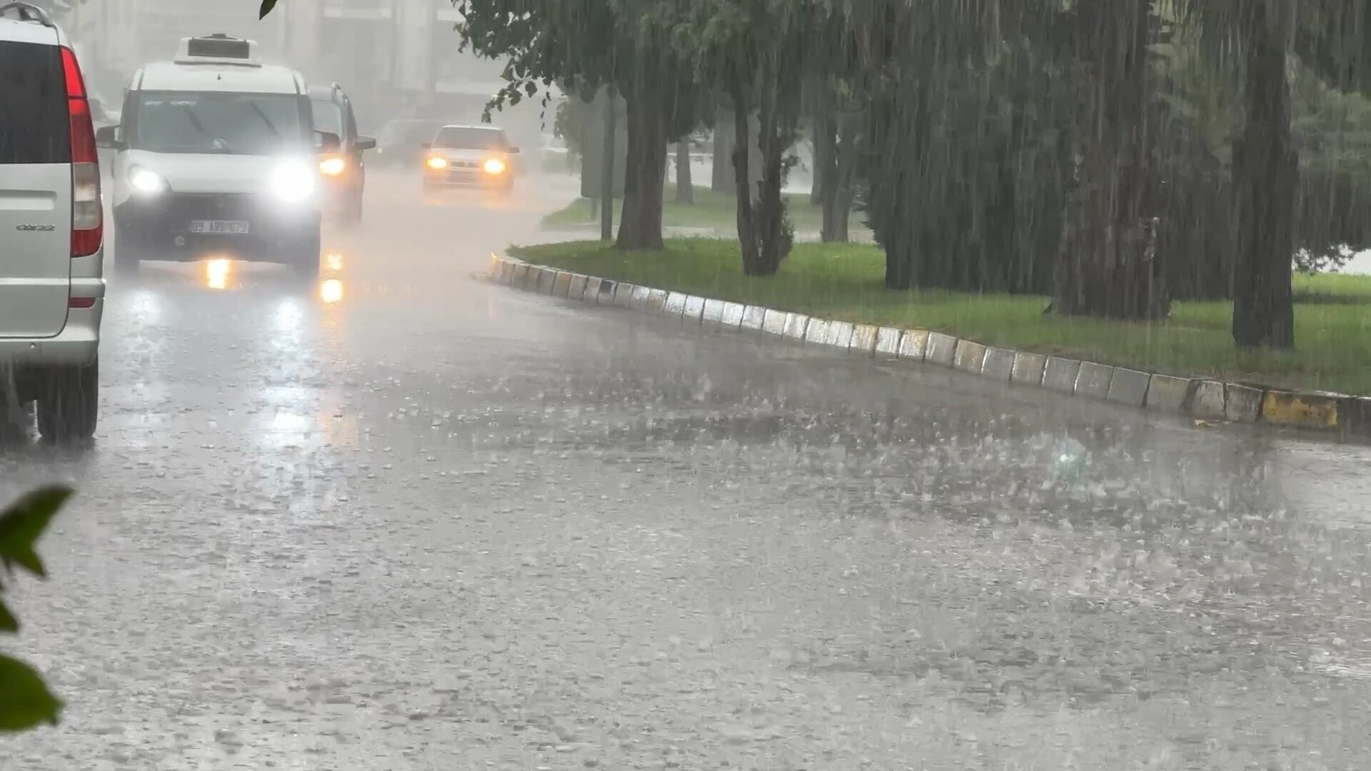 Meteoroloji'den 15 İle Sağanak Uyarısı: Sel ve Su Baskınına Dikkat