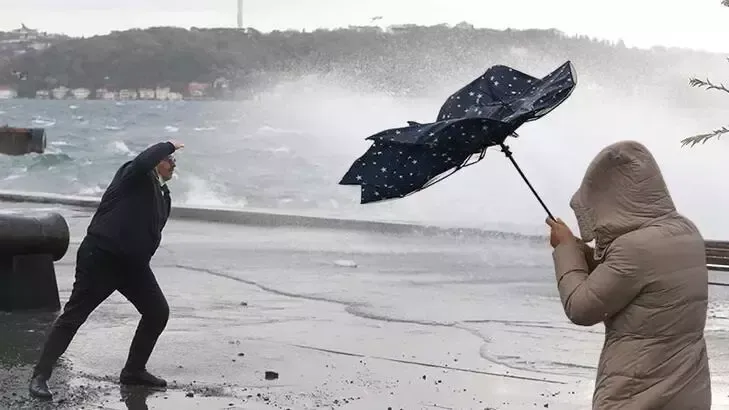 Meteoroloji'den Kritik Uyarı: Fırtına ve Sağanak Yurdun Yarısını Vuracak