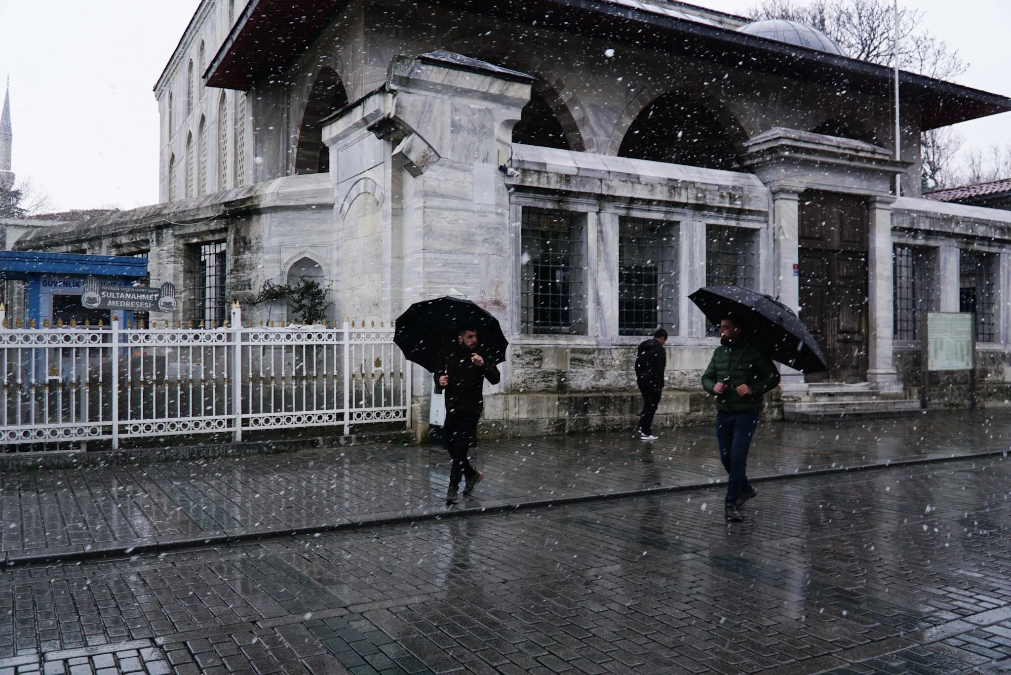 Meteoroloji'den Sarı Kodlu Uyarı: Sağanak Kapıya Dayandı, Sıcaklıklar 21 Dereceye Düşecek