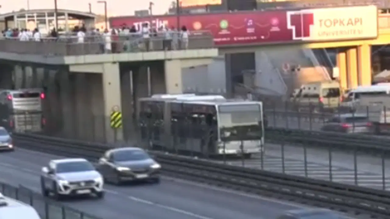 Metrobüs durağında feci kaza: Kadının durumu kritik