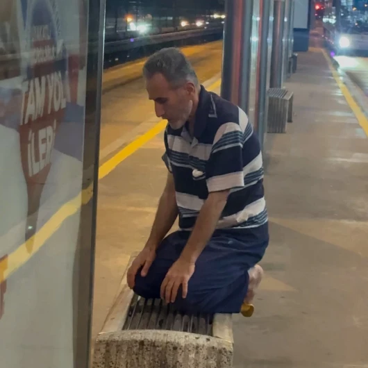Metrobüs Peronunda Namaz Kılan Yolcuya Saygılı Davranış