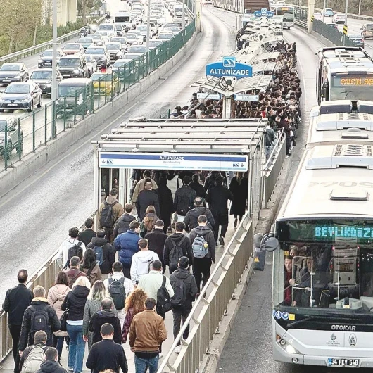 Metrobüs Yolu İstanbulluları Fıtık Ediyor