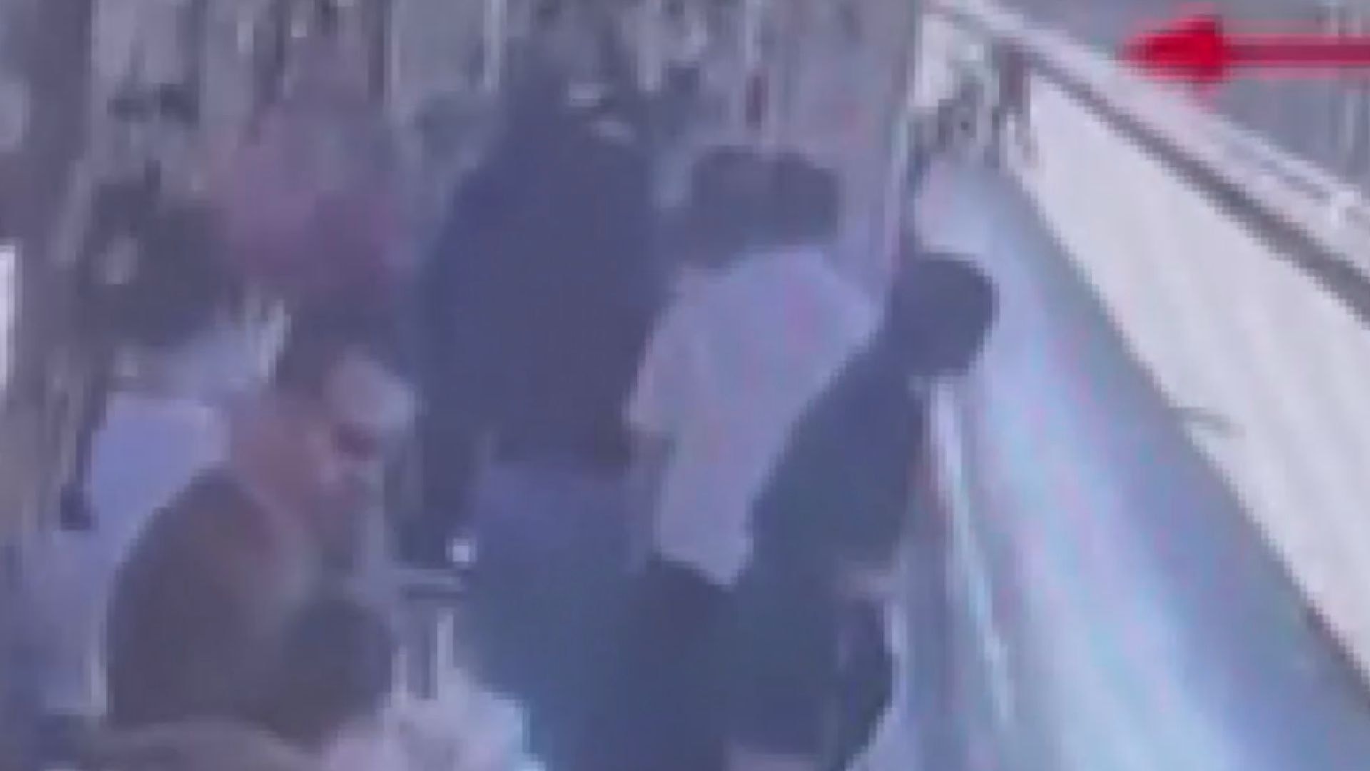 Metrobüste 'yan bakma' tartışması kanlı bitti: 22 yaşındaki genç hayatını kaybetti