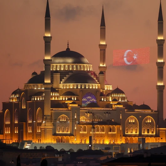 Mevlid Gecesi Türkiye'de Dua ve Coşkuyla İdrak Edildi