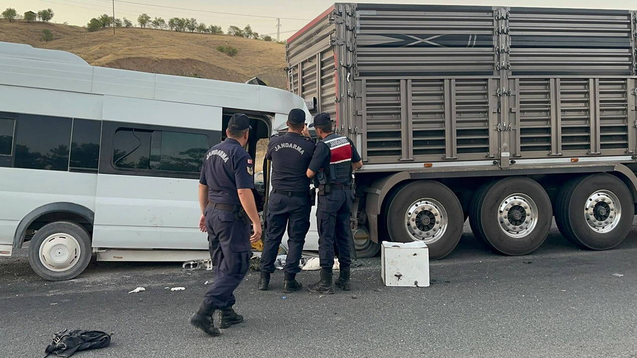 Mevsimlik tarım işçilerini taşıyan minibüs tıra çarptı: 3'ü ağır 18 yaralı