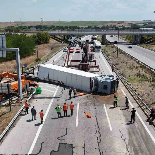 Meyve Yüklü TIR Devrildi: Avrupa Otoyolu Saatlerce Kapalı Kaldı