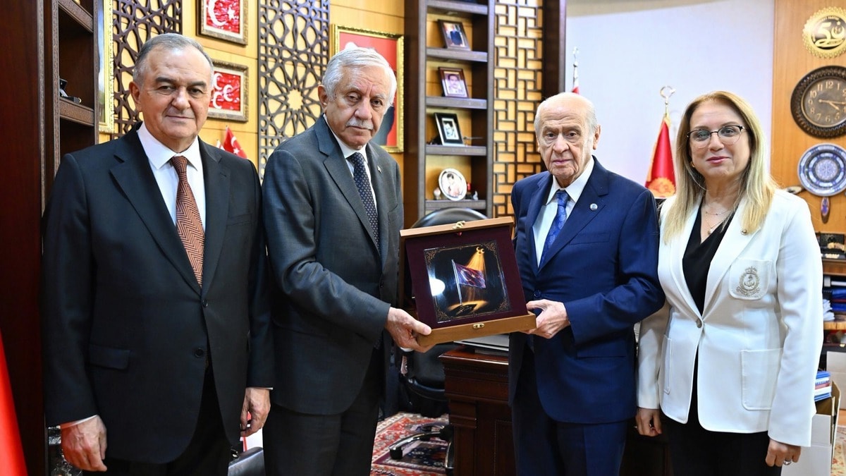 MHP'den Bahçeli'ye 'Lider Ülke Türkiye' Hediyesi