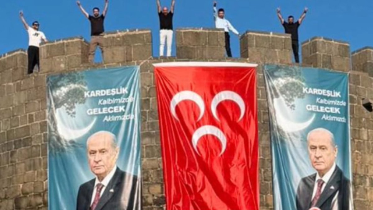 MHP, DEM Parti'nin kalesi Diyarbakır Sur'da Bahçeli pankartı astı