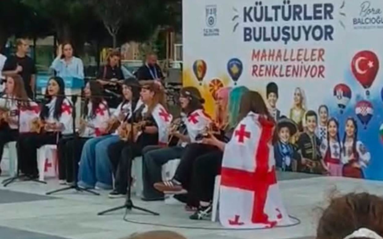 MHP'li başkan Gürcistan bayrağını haçlı sancağı sandı, suç duyurusu yaptı