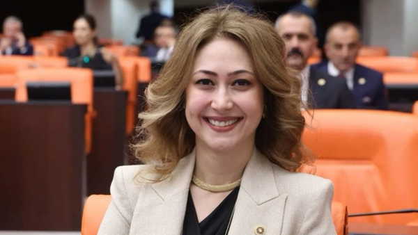 MHP Milletvekili Zuhal Karakoç'un Konvoyu Kazaya Karıştı: 1 Ölü, 4 Yaralı