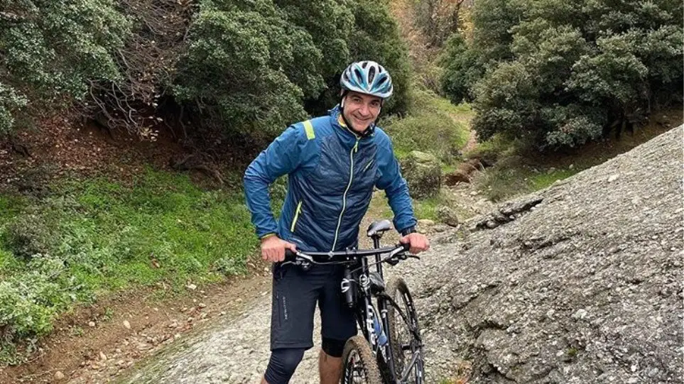 Miçotakis Bisiklet Kazası Geçirdi: Hastaneye Kaldırıldı