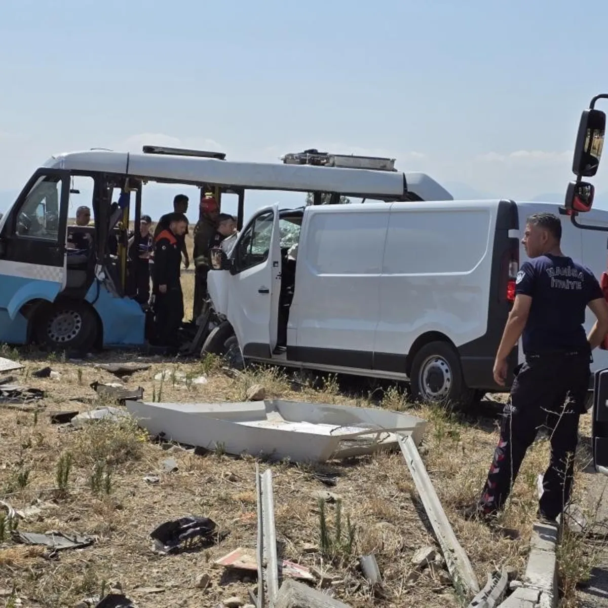 Midibüs ile Panelvan Çarpıştı: 1 Ölü, 10 Yaralı