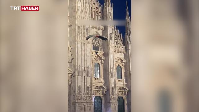 Milano'da Filistin bayrağı renklerinde paraşütle Duomo'dan atlayış