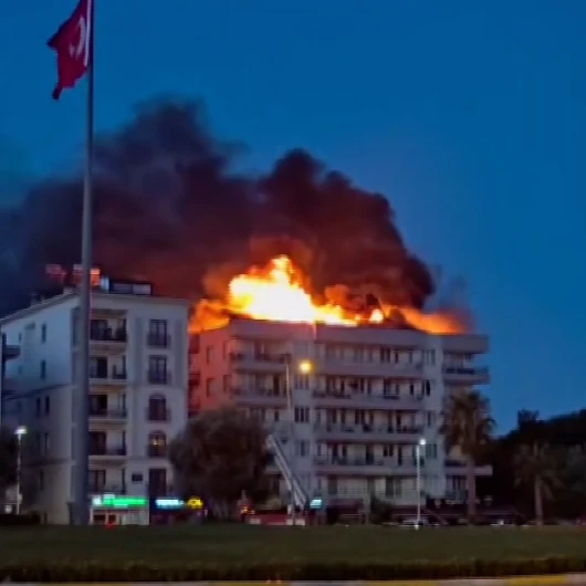 Milas’ta 5 Katlı Binanın Çatısında Yangın: Alevlere Müdahale Sürüyor