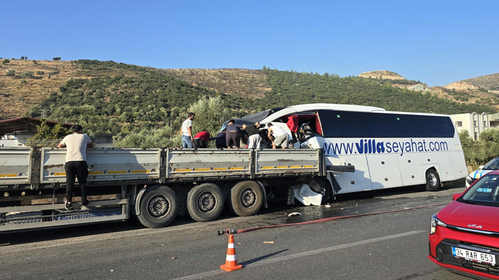 Milas'ta Tur Otobüsü TIR'a Çarptı: 2 Ölü, 8 Yaralı