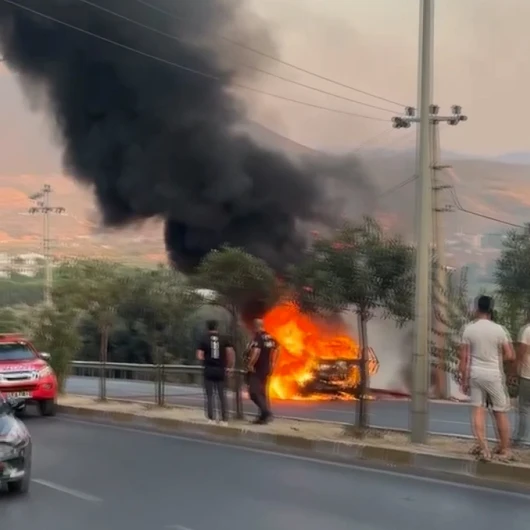 Milas'ta Seyir Halindeki Otomobil Alev Aldı