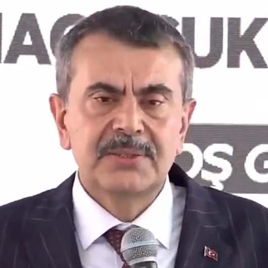 Milli Eğitim Bakanı Tekin'den İnce Davranış: Ayakta İçmediği Su Takdir Topladı