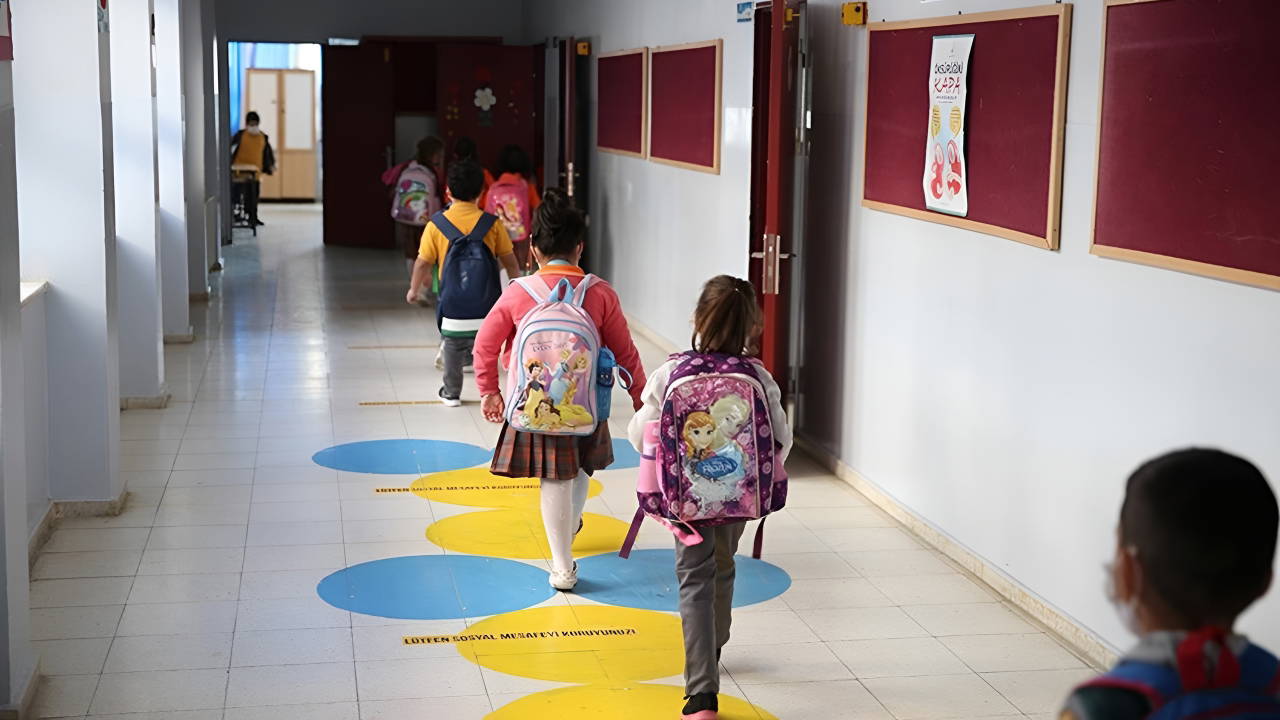 Milli Eğitim'den okula uyum izni: Çocuğu okula başlayan memurlara 3 saat idari izin