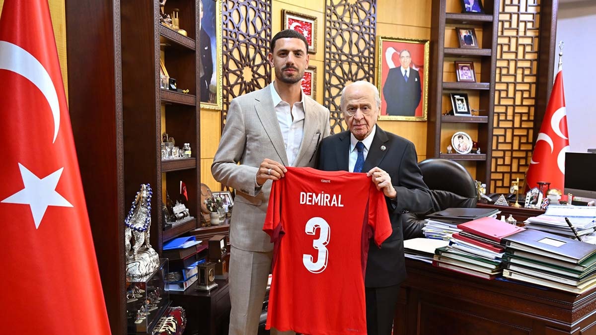 Milli futbolcu Merih Demiral MHP lideri Bahçeli'yi ziyaret etti