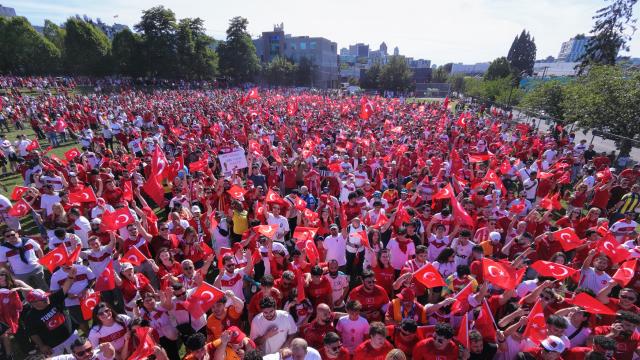 Milli Takım'a Destek: Türk Taraftarlar Jonathan Rogers Park'ta Buluştu