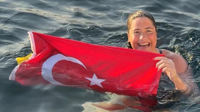 Milli yüzücü Aysu Türkoğlu Tsugaru Kanalı'nı geçerek rekor kırdı