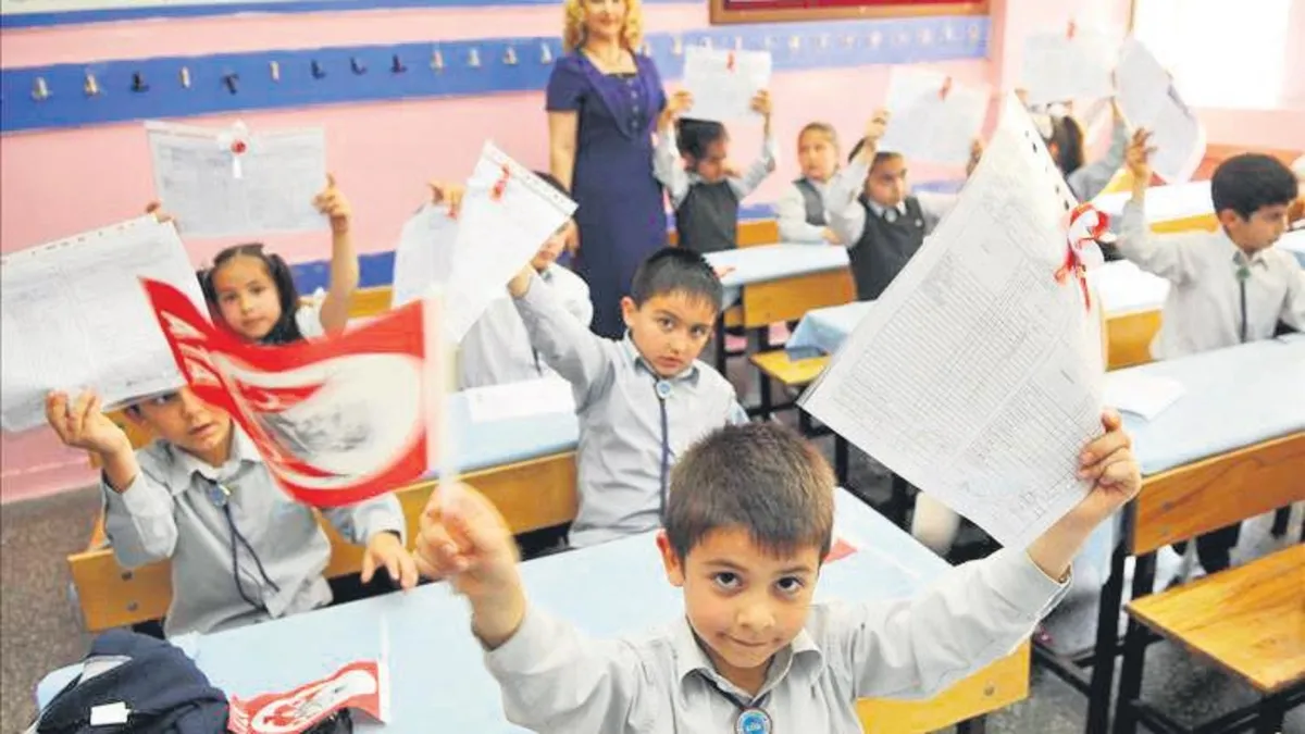 Milyonlarca öğrenci yaz tatiline başlıyor: Karneler dağıtılıyor
