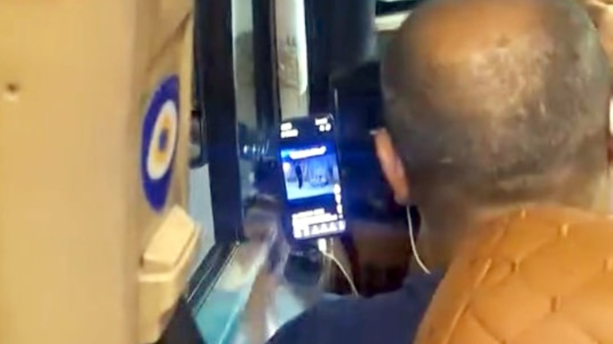 Minibüs Şoförü Yolculukta Video İzlerken Yakalandı