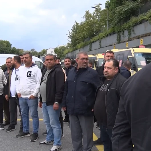 Minibüsçüler İBB Önünde Kontak Kapattı: 'Metro Geldikçe Biz Bittik
