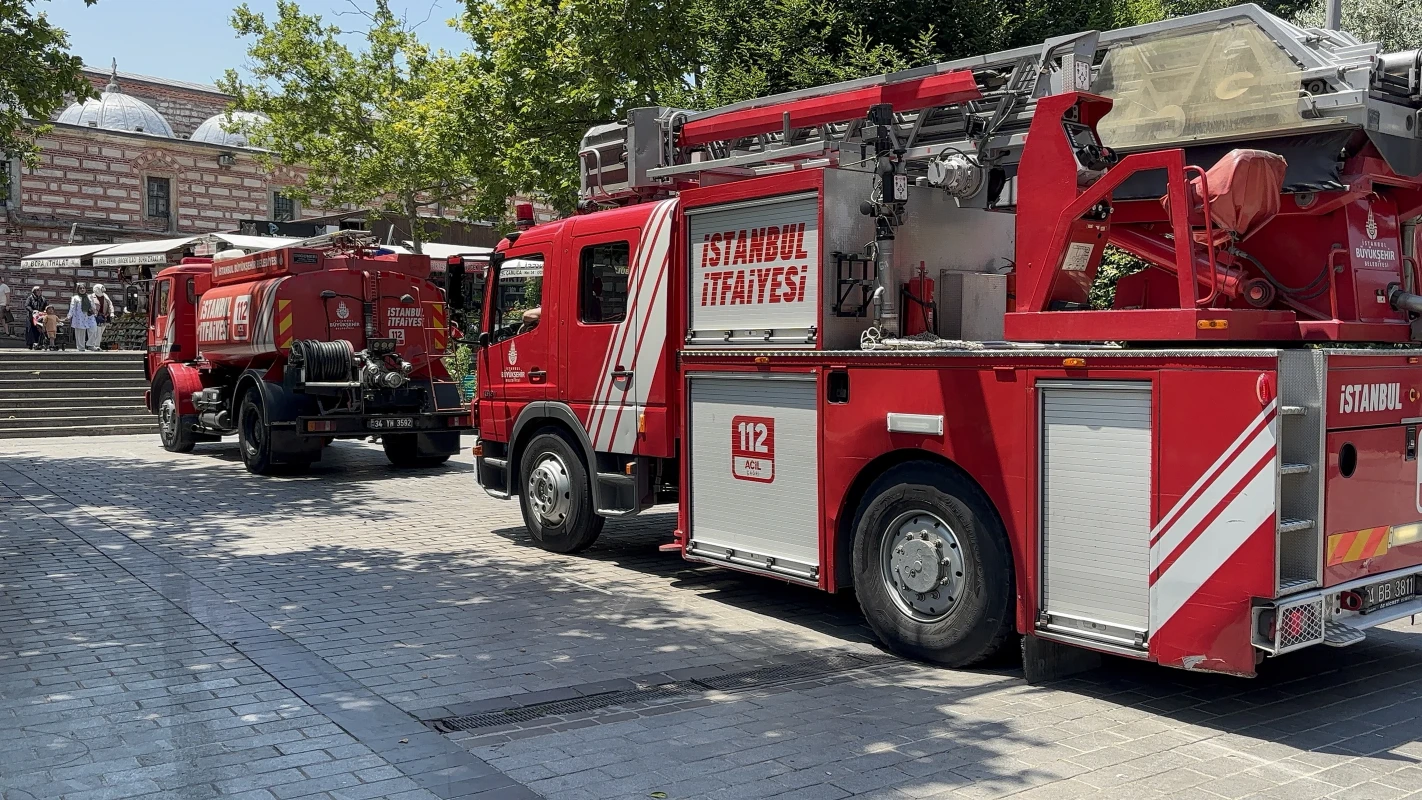 Mısır Çarşısı'nda yangın paniği: Olay yerine çok sayıda ekip yönlendirildi