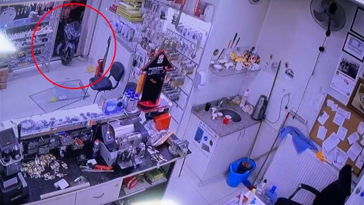 Motosiklet İş Yerine Daldı! Eskişehir'de Kaza Sonrası Bıçaklı Kavga