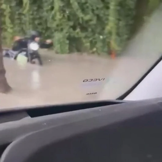 Motosiklet Sürücüsü Sağanakta Suya Gömüldü: O Anlar Kamerada