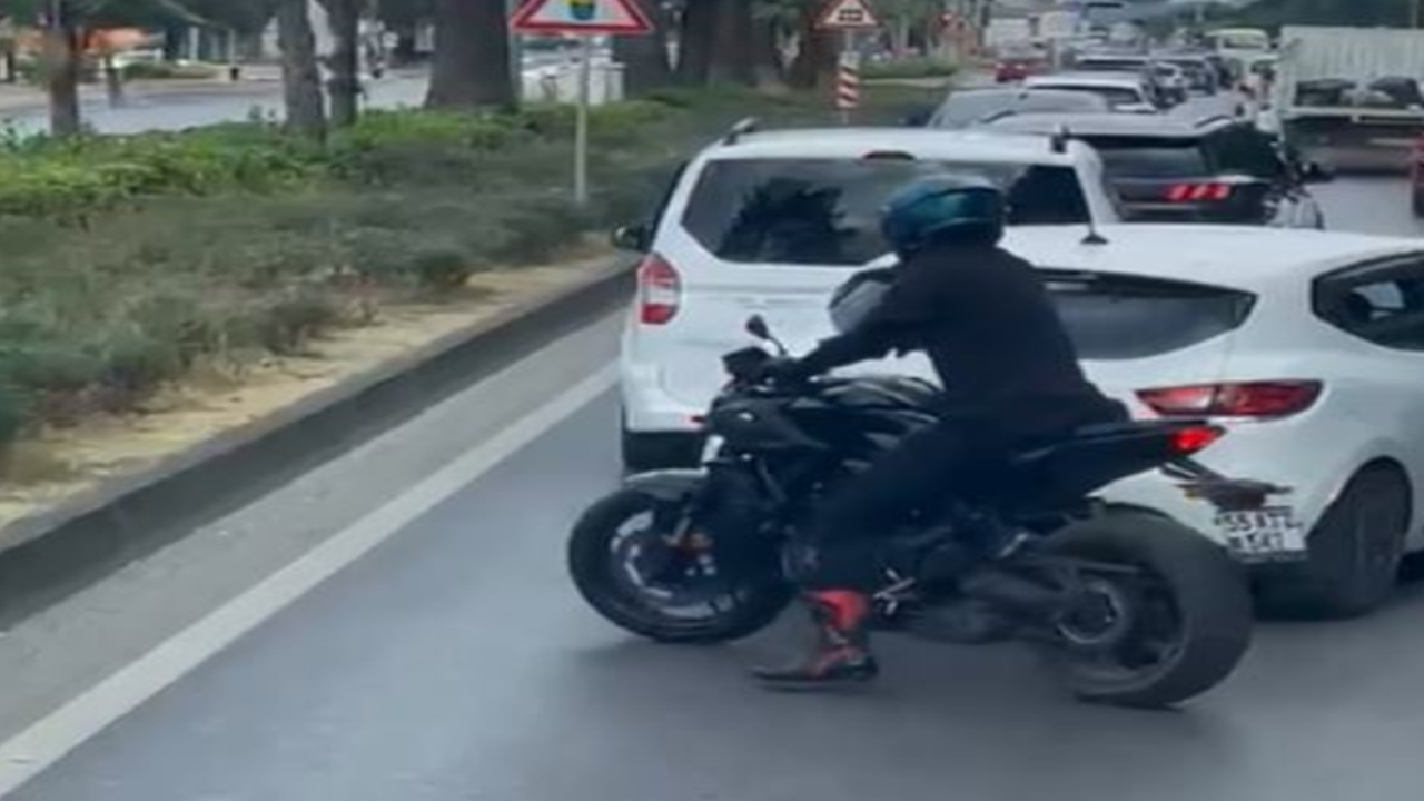 Motosikletli, İtfaiye Aracına Yol Açmak İçin Trafiği Uyardı