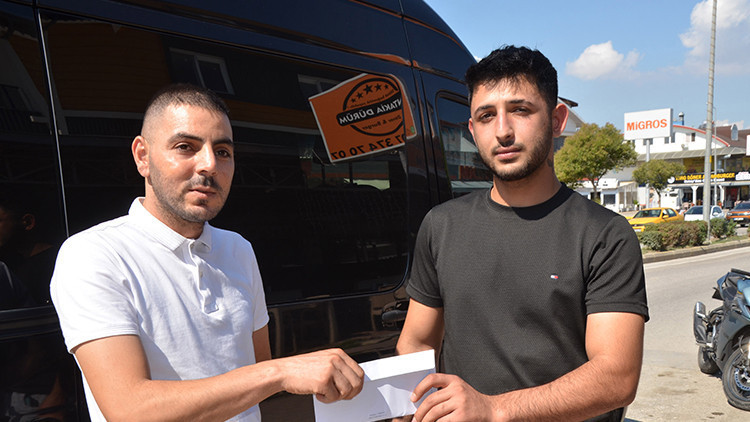 Motosikletli Sürücünün Düşürdüğü Paralar Servis Şoförü Tarafından Sahibine Ulaştırıldı