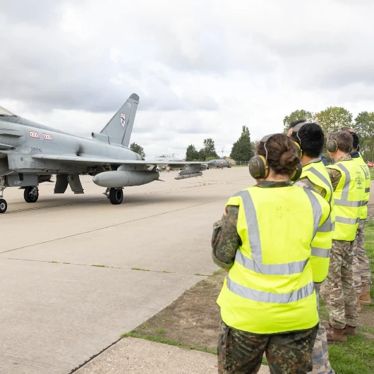 MSB Heyeti İngiltere'deki Coningsby Üssü'nde Eurofighter Bakım Tesislerini İnceledi