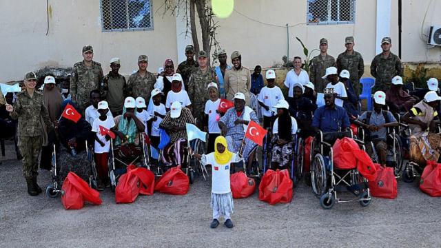 MSB'den Somali'de Gazi ve Ailelerine Tekerlekli Sandalye Desteği