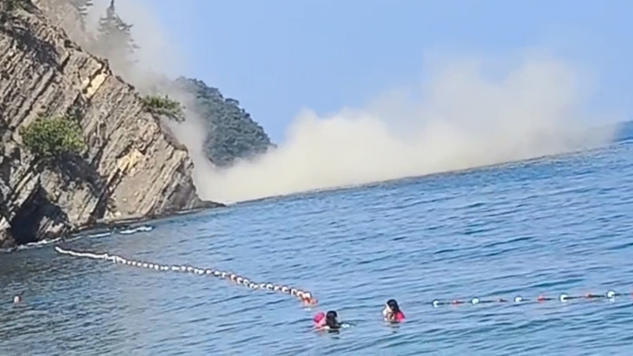 Mudanya'da Yüzenler Korku Dolu Anlar Yaşadı: Kaya Parçaları Denize Düştü