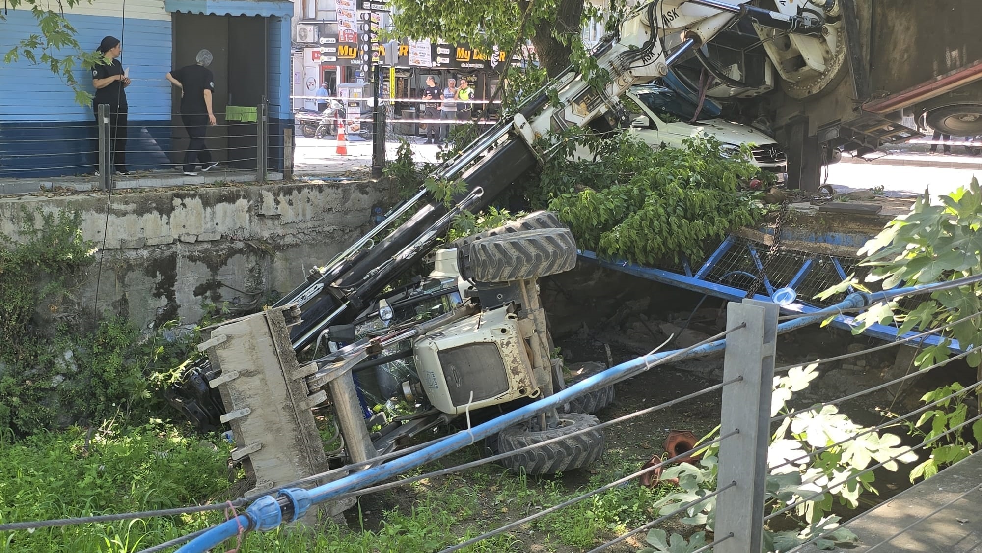 Mudanya'da köprü çöktü, vinç devrildi: Dere temizliği faciaya ramak kaldı