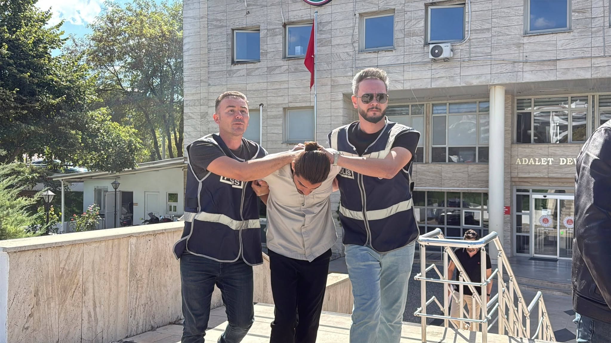 Muğla'da Atatürk Büstünü Söken Şüpheli Tutuklandı