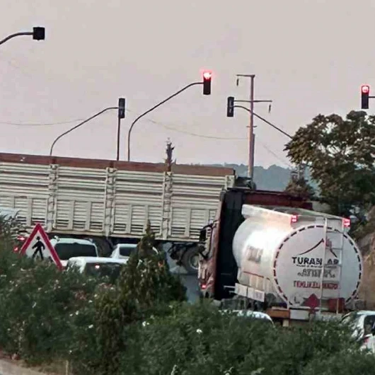 Muğla-Aydın Karayolu'nda Tır Kazası: Yol Trafiğe Kapatıldı