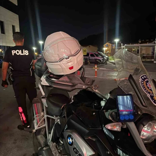 Muğla'da Ehliyetsiz Sürücü Polise ve Araca Çarptı