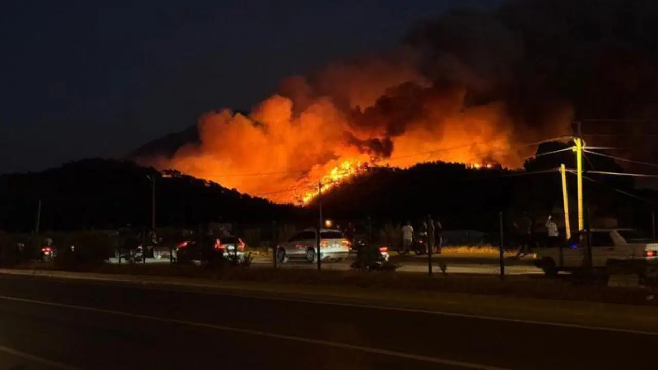 Muğla Fethiye'de orman yangını yerleşim yerlerine sıçradı, tahliye başladı